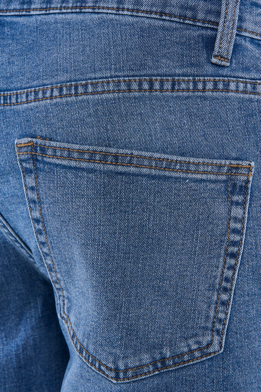 Mid-blauwe denim jeansshort van ONLY & SONS® met een achterzak, stiksels en riemlus.