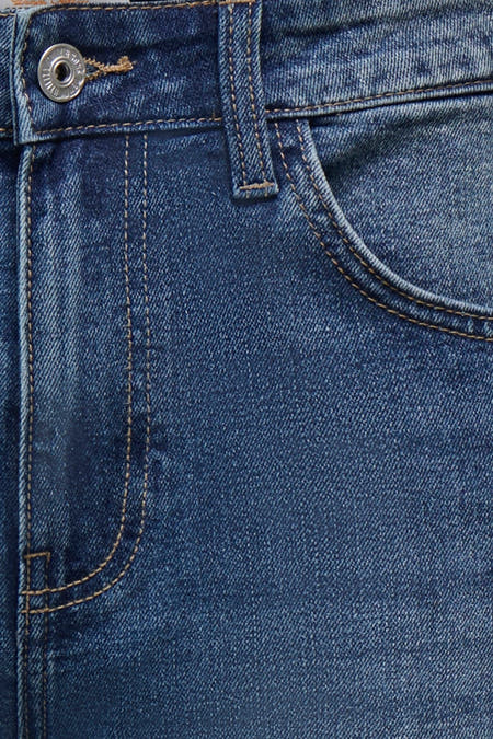 Short en jean en denim bleu de ONLY & SONS, avec poches classiques et fermeture à boutons.