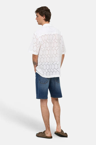 Short en jean de couleur bleu moyen ONLY & SONS®, décontracté, vu de dos, avec poches arrière, stylisé avec une chemise blanche et des sandales.
