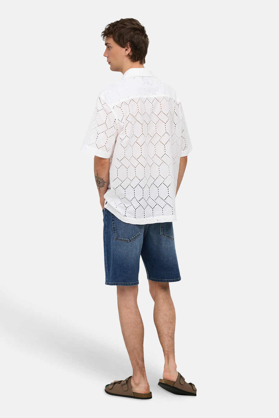 Short en jean de couleur bleu moyen ONLY & SONS®, décontracté, vu de dos, avec poches arrière, stylisé avec une chemise blanche et des sandales.