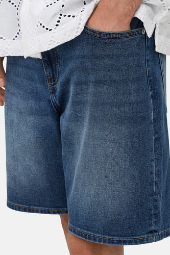 Short en jean de couleur bleu moyen ONLY & SONS® avec coutures marron clair et une chemise blanche brodée.