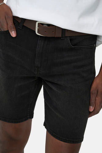 Short en jean en denim noir de ONLY & SONS, avec une ceinture en cuir marron et une boucle argentée.