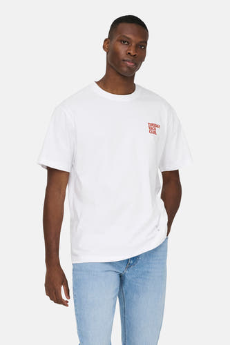 Wit T-shirt met korte mouwen van ONLY & SONS®, met rode tekst, gecombineerd met een lichtblauwe jeans.