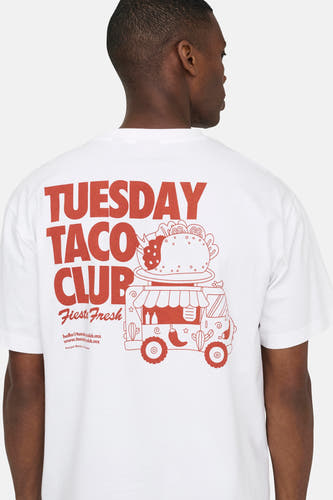 T-shirt blanc à manches courtes ONLY & SONS®, avec imprimé rouge d'un food truck à tacos au dos.