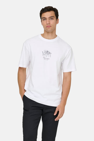 Wit T-shirt met korte mouwen van ONLY & SONS®, met een grafische print en gedragen met zwarte broeken.