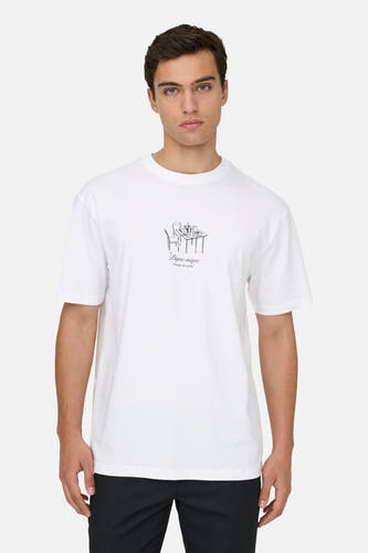 T-shirt blanc à manches courtes ONLY & SONS®, avec un petit motif noir et blanc d'une table de pique-nique.