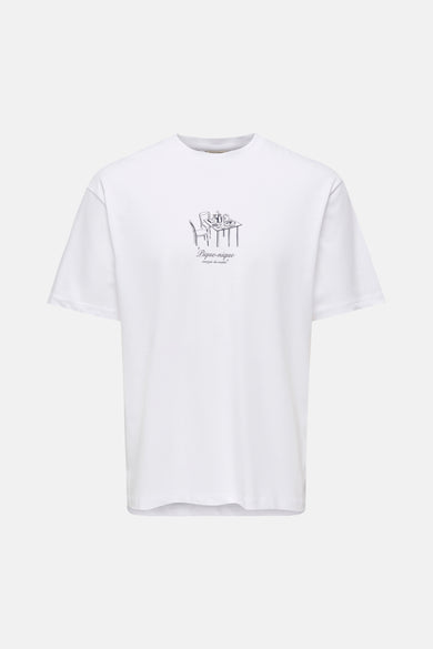 Wit T-shirt met korte mouwen van ONLY & SONS®, met een grafische print van een picknicktafel.