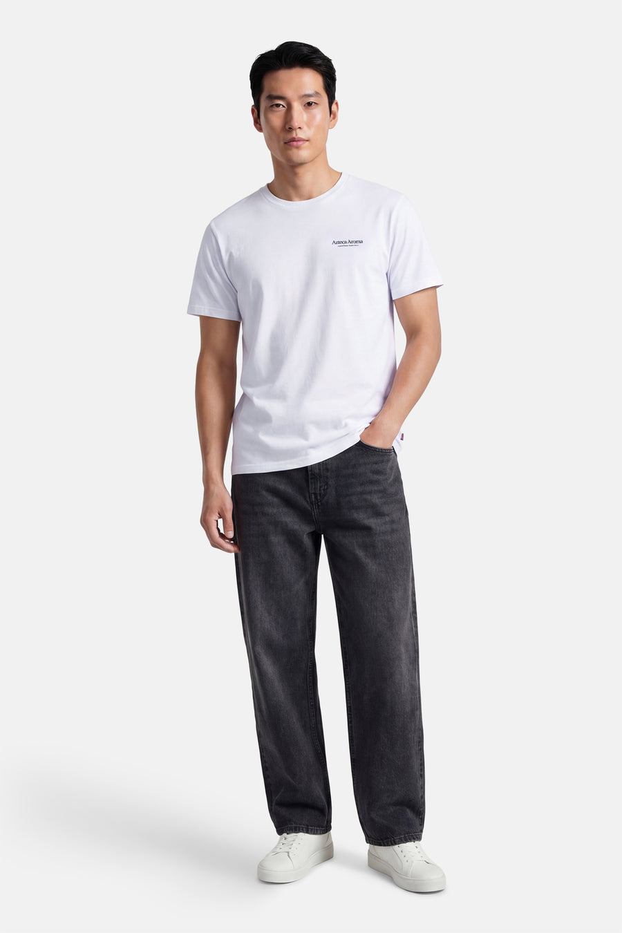 Wit T-shirt met korte mouwen van ONLY & SONS®, gedragen met zwarte jeans en witte sneakers.