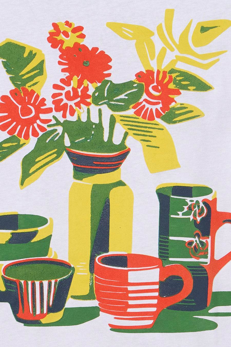 Wit T-shirt met korte mouwen van ONLY & SONS®, met een kleurrijke print van bloemen en kopjes.

