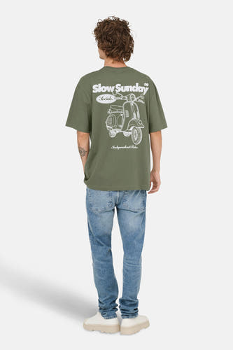 Groen T-shirt met korte mouwen van ONLY & SONS®, met witte opdruk van een scooter op de rug.
