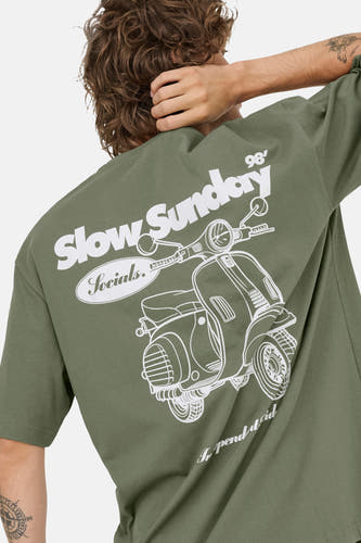 Groen T-shirt met korte mouwen van ONLY & SONS®, met witte grafische print van een scooter op de rug.
