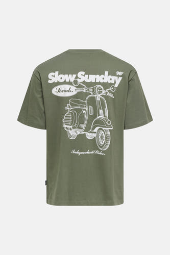 Groen T-shirt met korte mouwen van ONLY & SONS, met witte print van een scooter op de achterkant.