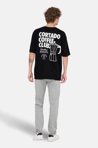 T-shirt noir à manches courtes de ONLY & SONS, avec une impression graphique blanche sur le dos.