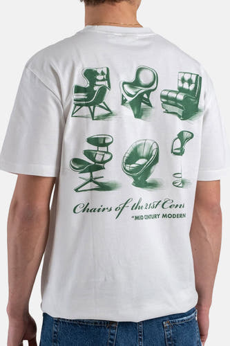 Wit T-shirt met korte mouwen van ONLY & SONS, met groene stoelontwerpen en tekst op de rug, gedragen met een jeans.
