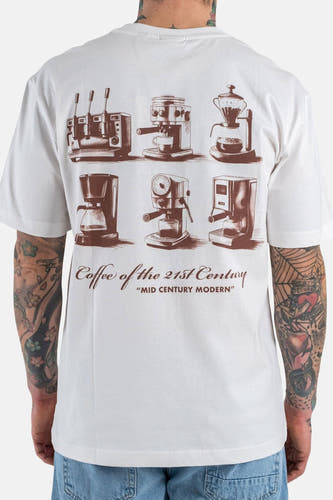 Wit T-shirt met korte mouwen van ONLY & SONS®, met bruine koffiezetapparaat-illustraties en tekst op de rug, gedragen met een blauwe jeans.
