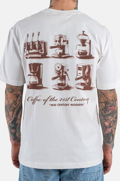 Wit T-shirt met korte mouwen van ONLY & SONS®, met bruine koffiezetapparaat-illustraties en tekst op de rug, gedragen met een blauwe jeans.
