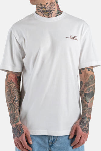 Wit T-shirt met korte mouwen van ONLY & SONS®, met kleine bruine tekstprint en tatoeages op de armen en nek.
