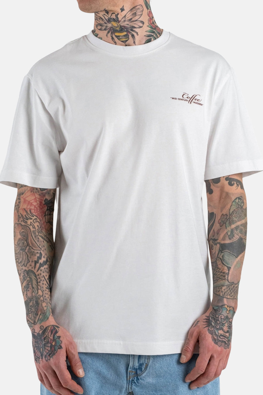 Wit T-shirt met korte mouwen van ONLY & SONS®, met kleine bruine tekstprint en tatoeages op de armen en nek.
