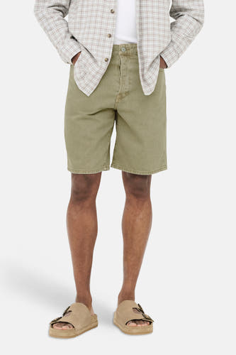 Beige jeansshort van ONLY & SONS® met knoopsluiting, gedragen met geruit overhemd en beige sandalen.