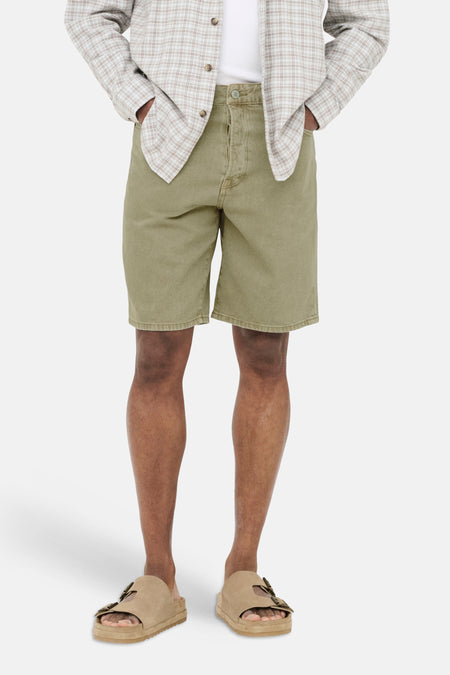 Beige jeansshort van ONLY & SONS® met knoopsluiting, gedragen met geruit overhemd en beige sandalen.