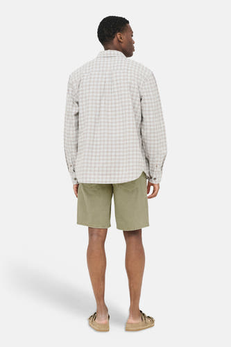 Jeansshort in beige van ONLY & SONS®, van achteren gezien op een man met geruit overhemd en sandalen.