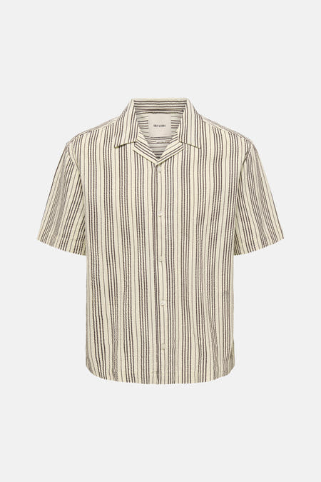 Chemise en seersucker rayé écru à manches courtes ONLY & SONS® avec rayures verticales et empiècement horizontal au dos, vue arrière.