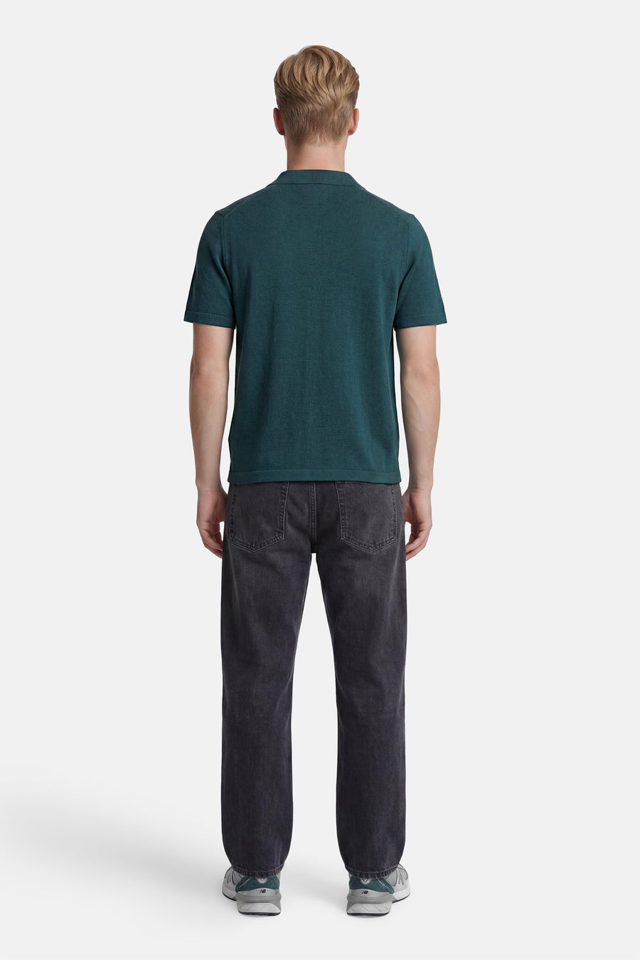 Groene korte mouwen trui van ONLY & SONS®, achterzijde, gestreept textuur, model draagt donkere jeans en sneakers