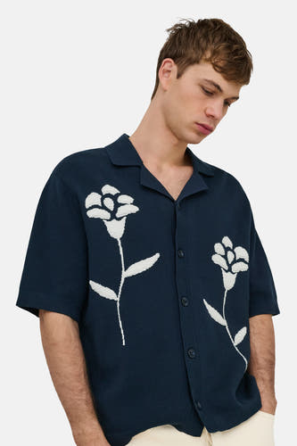 Pull en maille bleu ONLY & SONS® à motif floral blanc, manches courtes et col.
