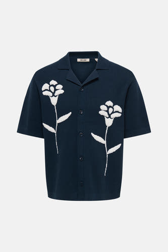 Pull en tricot bleu marine d'ONLY & SONS à manches courtes et deux motifs floraux blancs.