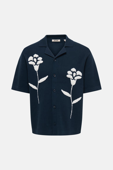 Pull en tricot bleu marine d'ONLY & SONS à manches courtes et deux motifs floraux blancs.