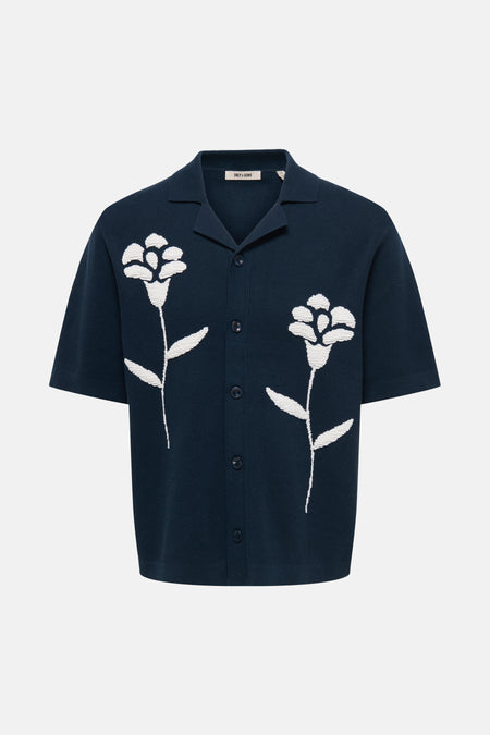 Donkerblauwe gebreide pull van ONLY & SONS met korte mouwen en twee witte bloemmotieven.