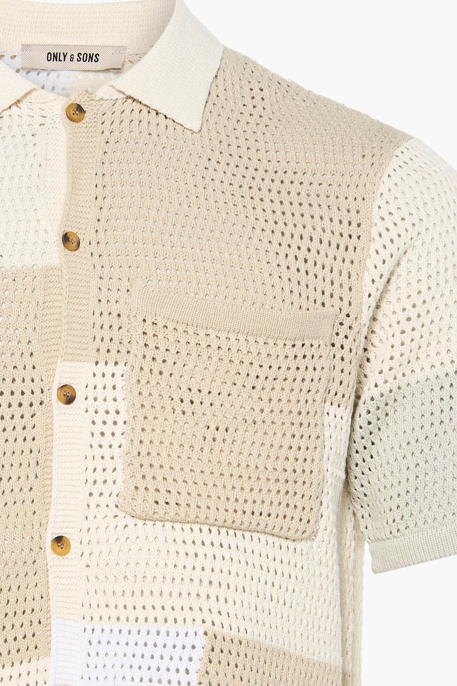 Ecru gebreide polo trui van ONLY & SONS® met openwork patroon, borstzakje en houten knopen, close-up vooraanzicht
