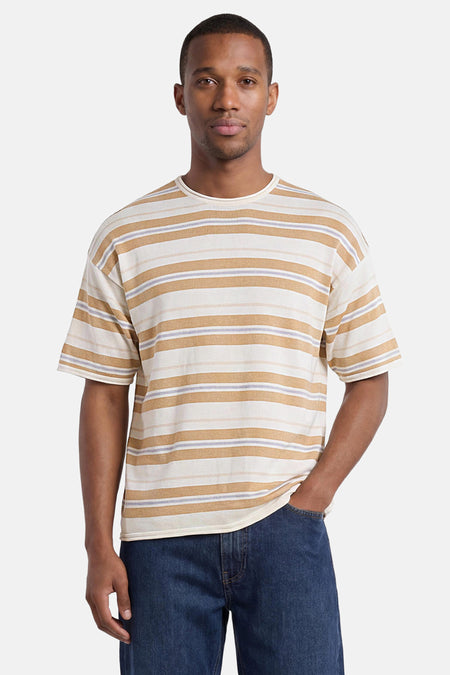 Gestreept T-shirt in meerdere kleuren van ONLY & SONS®, met korte mouwen en ronde hals, gedragen met een spijkerbroek.