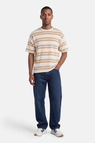 Multicolor gestreept T-shirt van ONLY & SONS® in relaxte pasvorm, gedragen door een man met jeans en sneakers.