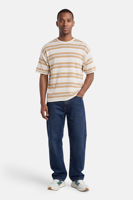 Multicolor gestreept T-shirt van ONLY & SONS® in relaxte pasvorm, gedragen door een man met jeans en sneakers.