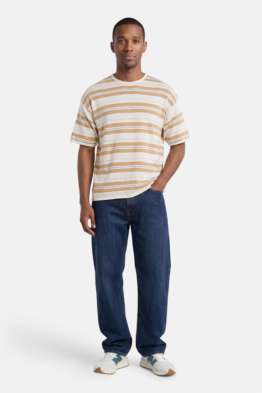 Multicolor gestreept T-shirt van ONLY & SONS® in relaxte pasvorm, gedragen door een man met jeans en sneakers.