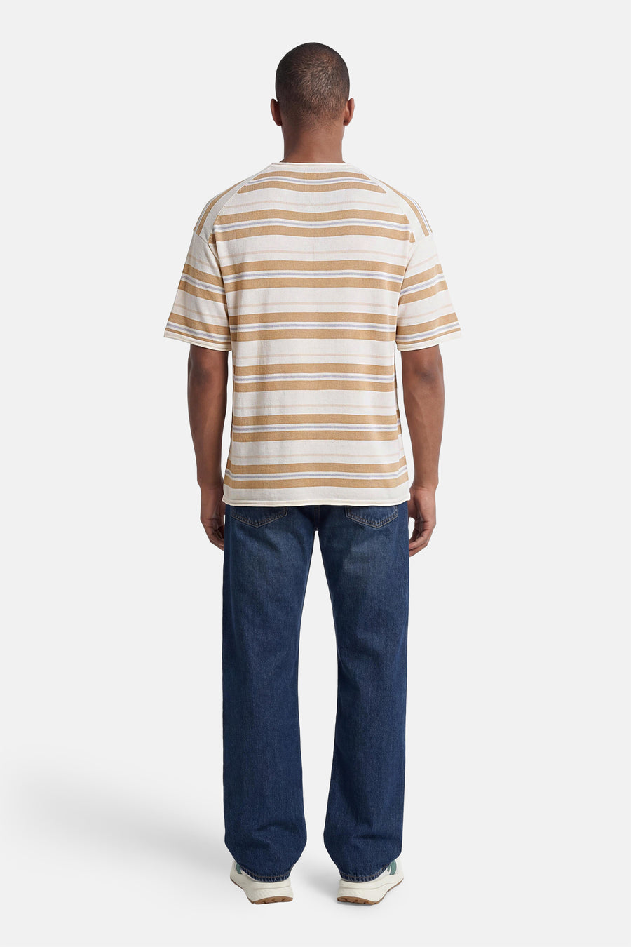 Multicolor gestreept T-shirt van ONLY & SONS® met korte mouwen en beige, witte, blauwe strepen, van achteren gezien.