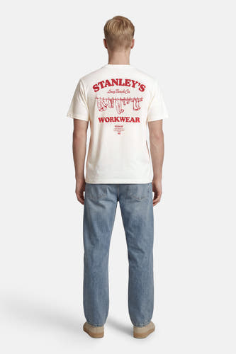 T-shirt blanc ONLY & SONS® avec inscription rouge 'Stanley's' et 'WORKWEAR' et motif de vêtements sur une corde à linge au dos.