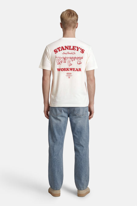 T-shirt blanc ONLY & SONS® avec inscription rouge 'Stanley's' et 'WORKWEAR' et motif de vêtements sur une corde à linge au dos.