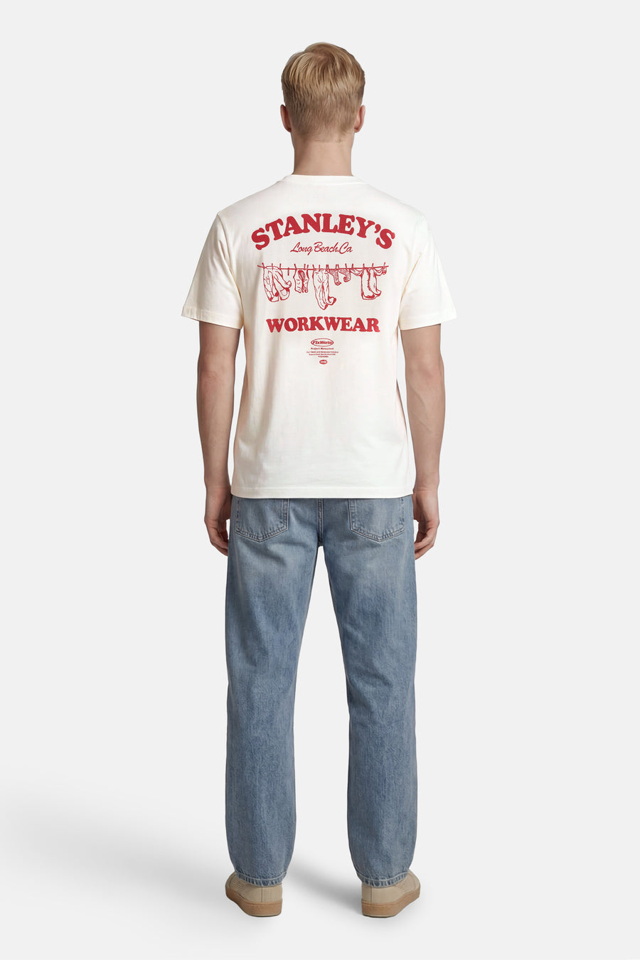 T-shirt blanc ONLY & SONS® avec inscription rouge 'Stanley's' et 'WORKWEAR' et motif de vêtements sur une corde à linge au dos.