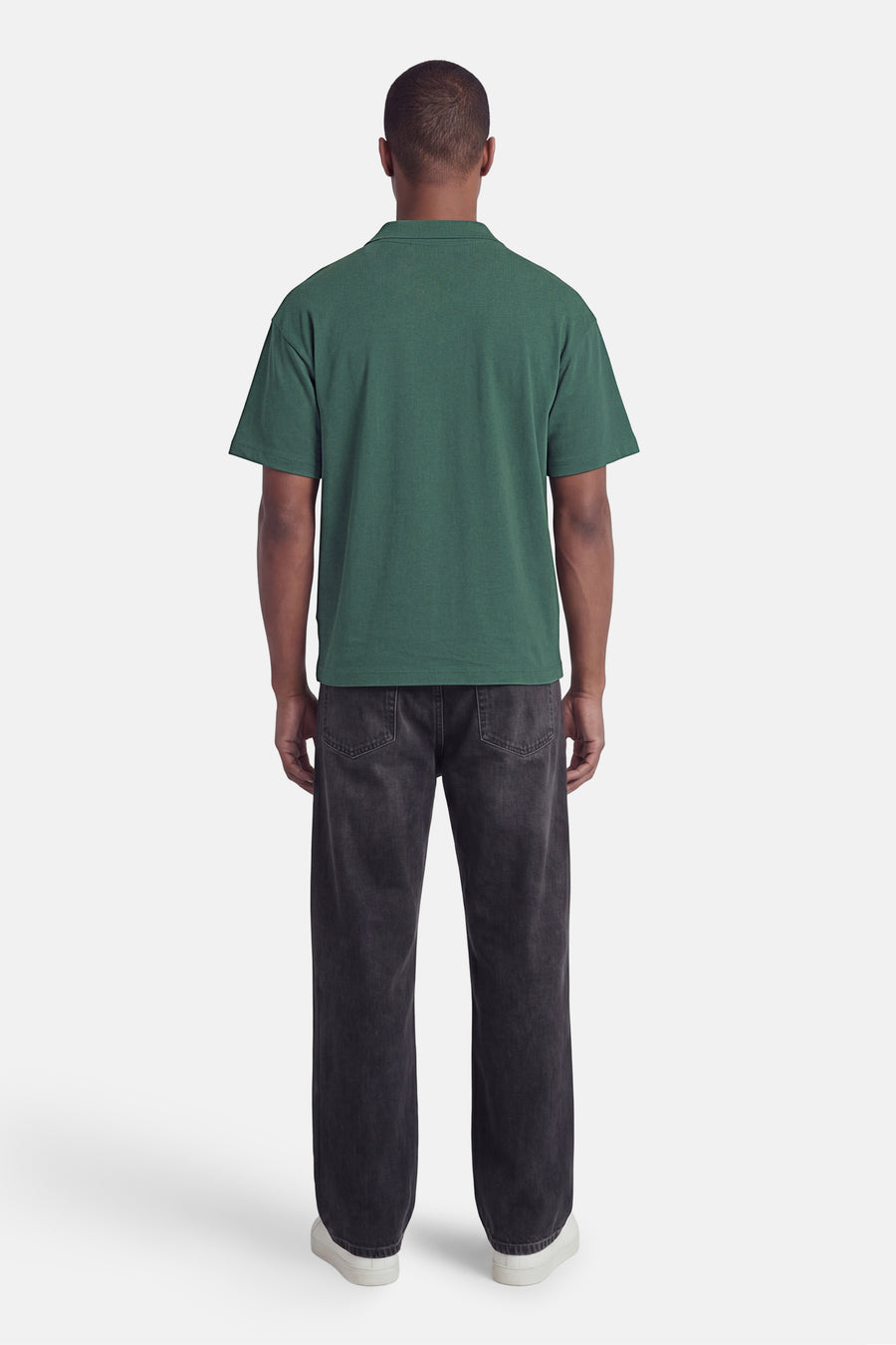 Polo verte ONLY & SONS® de couleur verte avec col, manches courtes et tissu texturé, dos, portée avec un jean foncé et des baskets blanches.