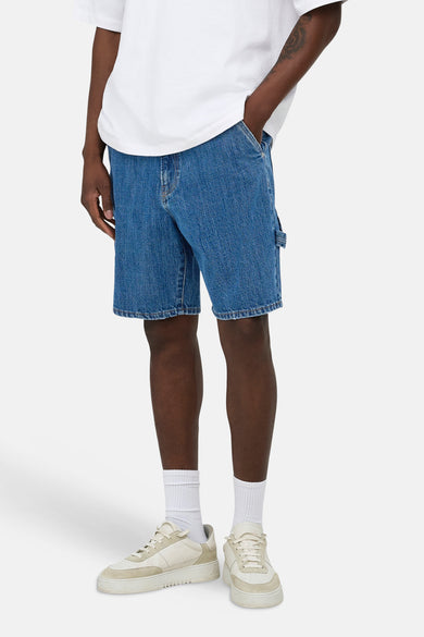 Mid-blauwe denim short van ONLY & SONS® met carpenter details en onafgewerkte zoom.