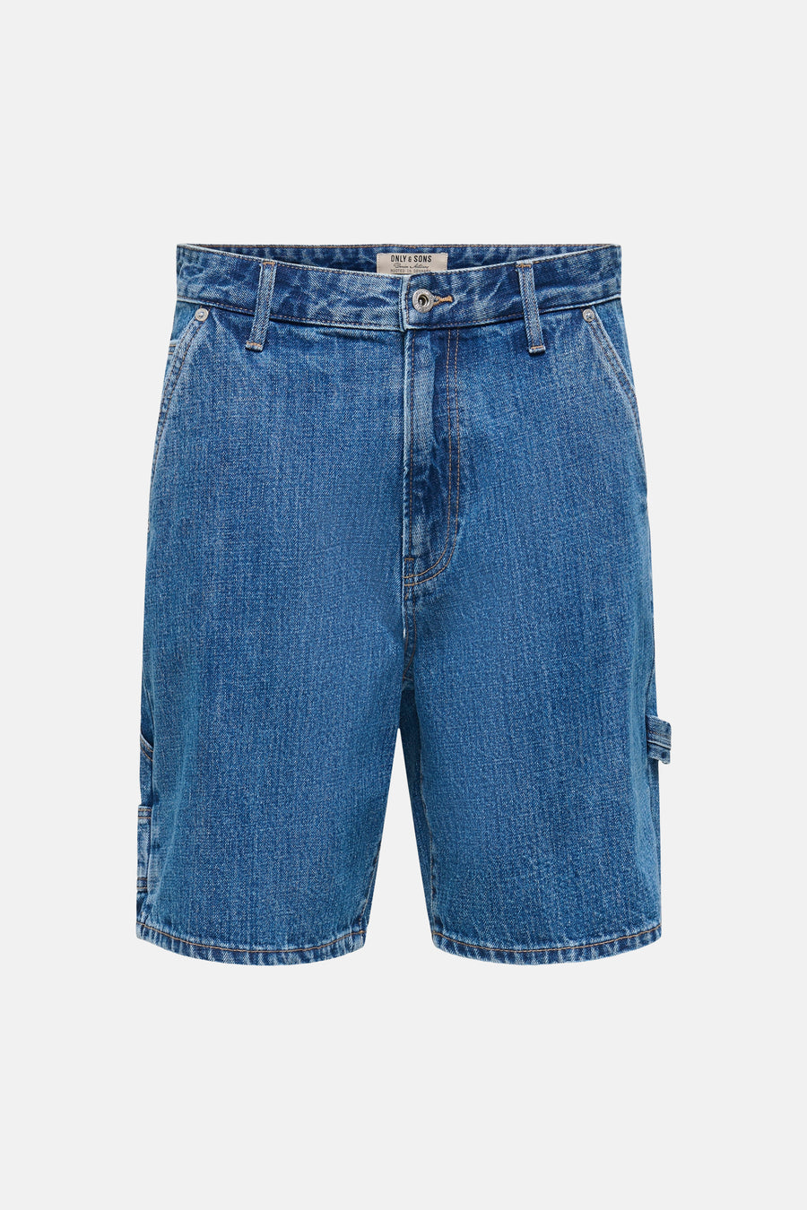Short en jean bleu moyen de ONLY & SONS avec fermeture à boutons, passants utilitaires et coutures apparentes, posé à plat.