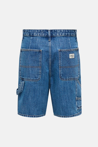 Short en jean bleu moyen ONLY & SONS® avec poches arrière plaquées, une boucle à outils et une étiquette Workwear sur la poche arrière droite, vue de dos.