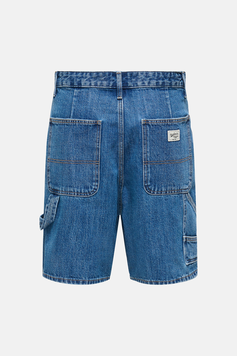 Short en jean bleu moyen ONLY & SONS® avec poches arrière plaquées, une boucle à outils et une étiquette Workwear sur la poche arrière droite, vue de dos.