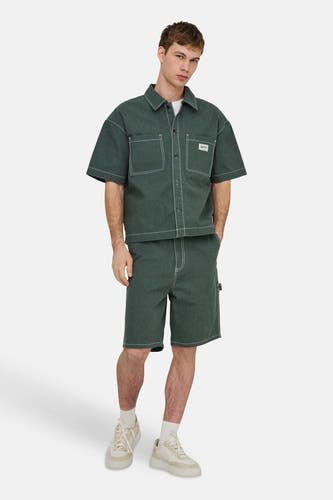 Groen overhemd met korte mouwen van ONLY & SONS® met witte contrasterende stiksels, twee borstzakken en bijpassende korte broek.