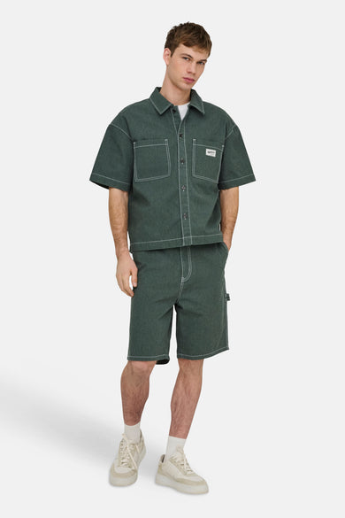 Groen overhemd met korte mouwen van ONLY & SONS® met witte contrasterende stiksels, twee borstzakken en bijpassende korte broek.