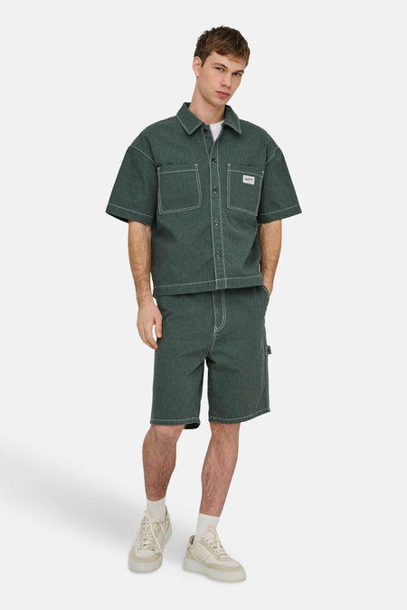 Groen overhemd met korte mouwen van ONLY & SONS® met witte contrasterende stiksels, twee borstzakken en bijpassende korte broek.