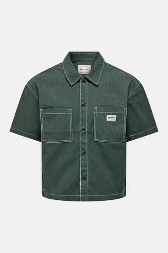 Groen overhemd met korte mouwen van ONLY & SONS, met contrasterende witte stiksels, twee borstzakken en een 'Workwear' label.