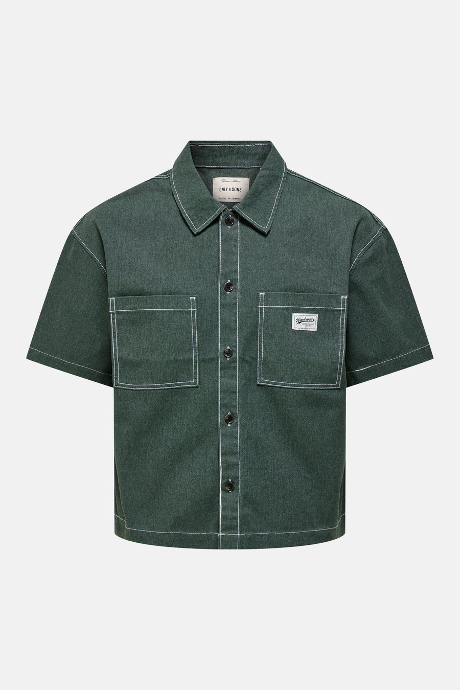 Groen overhemd met korte mouwen van ONLY & SONS, met contrasterende witte stiksels, twee borstzakken en een 'Workwear' label.